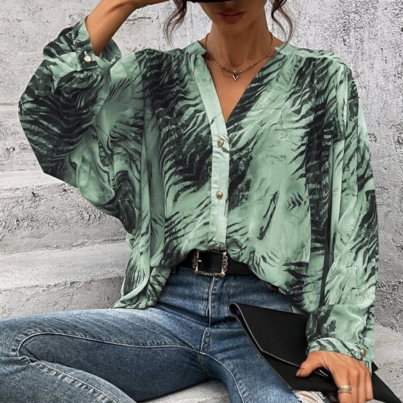 MODA ME COUTURE Tops - Tiger print button down Shirt Shirt